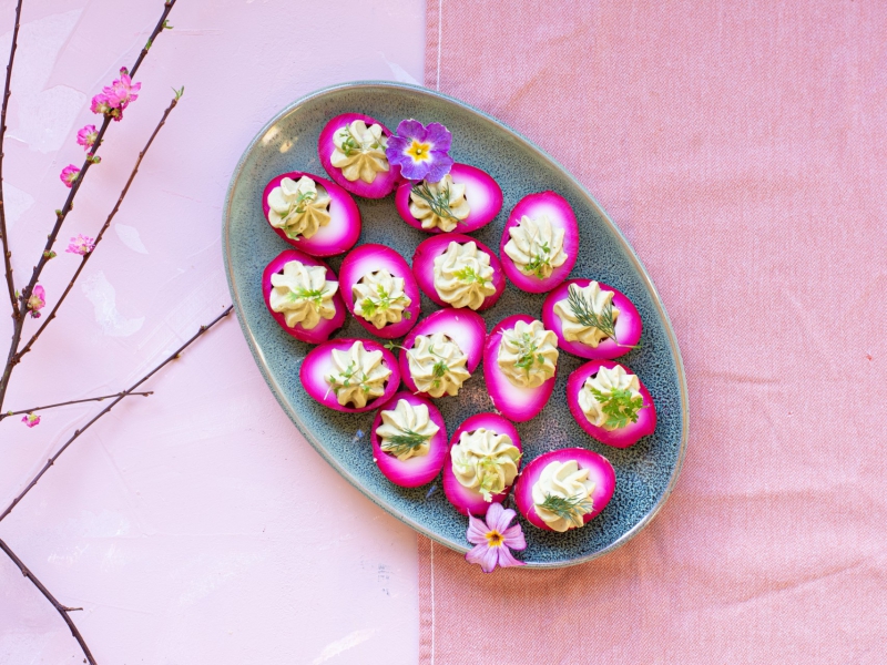 Roze gevulde eitjes met avocado