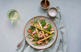 Boekweitrisotto met asperges, bimi en zalm