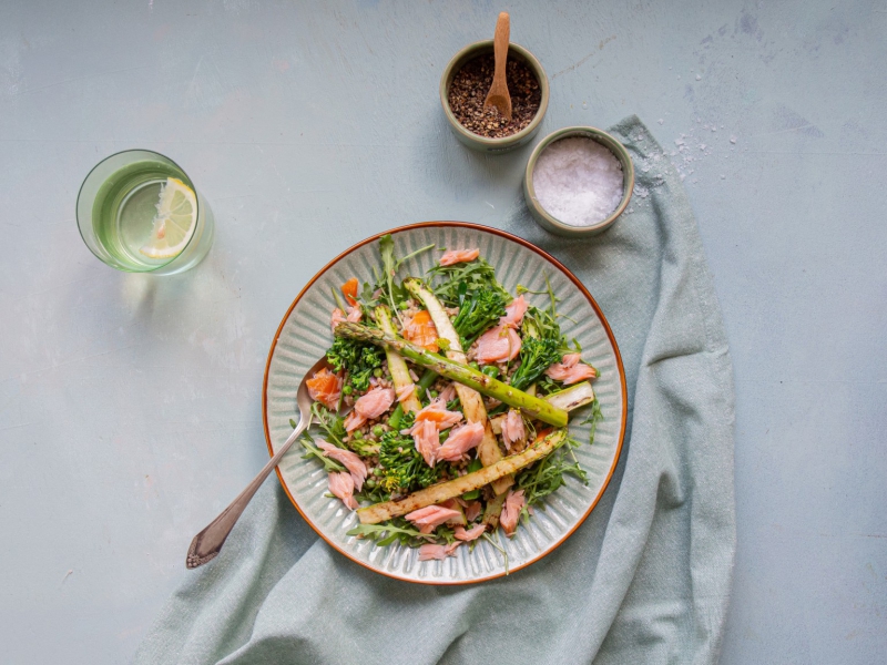 Boekweitrisotto met asperges, bimi en zalm