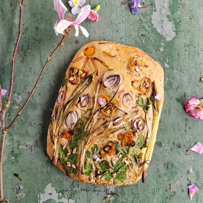 Focaccia met groentebloemen en kruiden