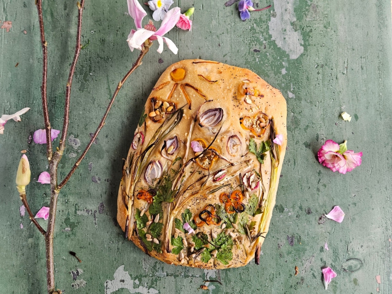 Focaccia met groentebloemen en kruiden