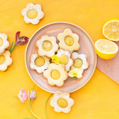 Bloemige koekjes met lemon curd