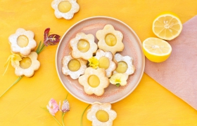 Bloemige koekjes met lemon curd