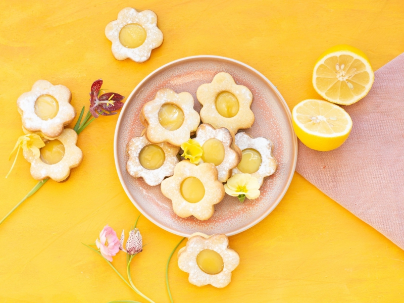 Bloemige koekjes met lemon curd