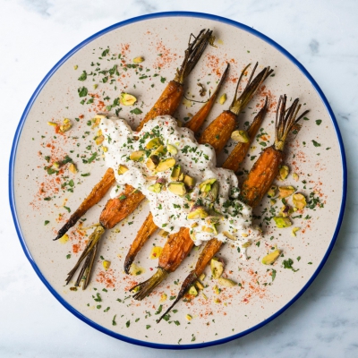 Ovengeroosterde wortelen met kruidenyoghurt en pistachenootjes