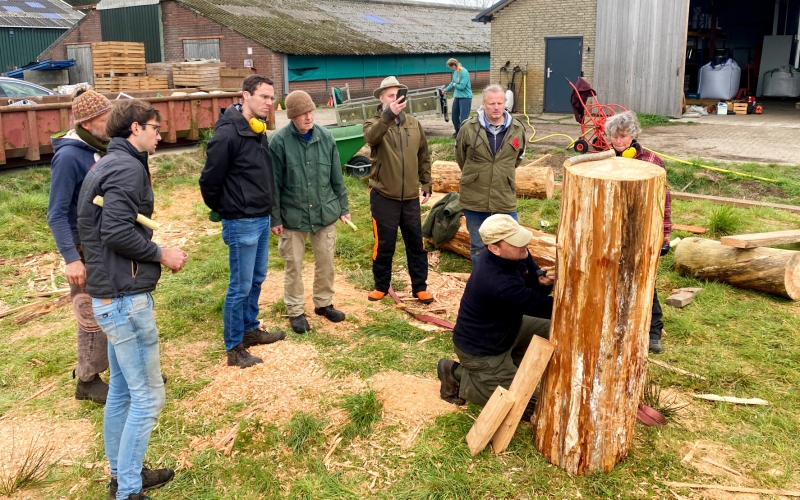 Boomimkeren op biodynamische boerderij De Beersche Hoeve