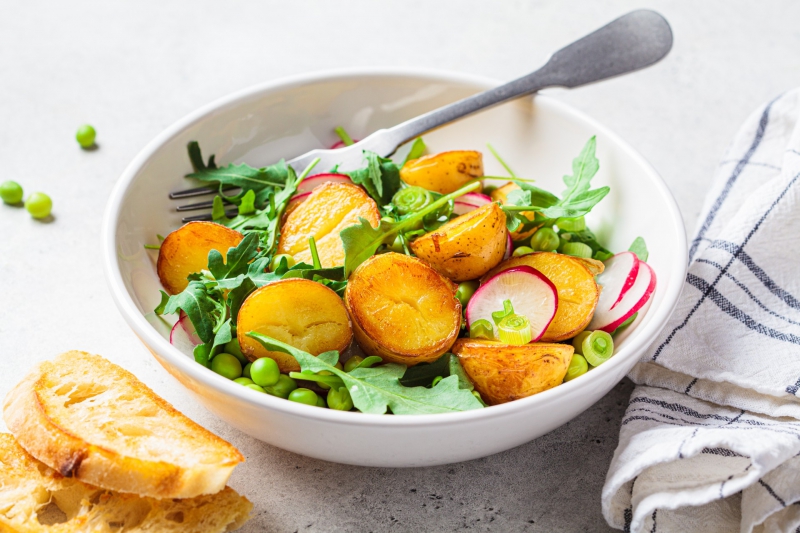 Salade met raapstelen en geroosterde krieltjes