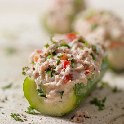 Komkommerbootjes met tonijnsalade
