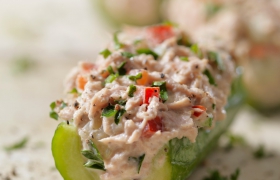 Komkommerbootjes met tonijnsalade
