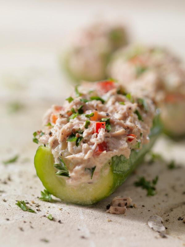 Komkommerbootjes met tonijnsalade