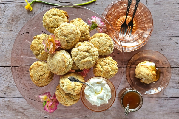 Scones met thee-gelei en crème fraîche-roomkaas