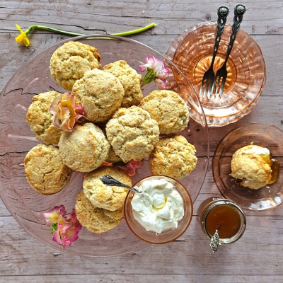 Scones met thee-gelei en crème fraîche-roomkaas