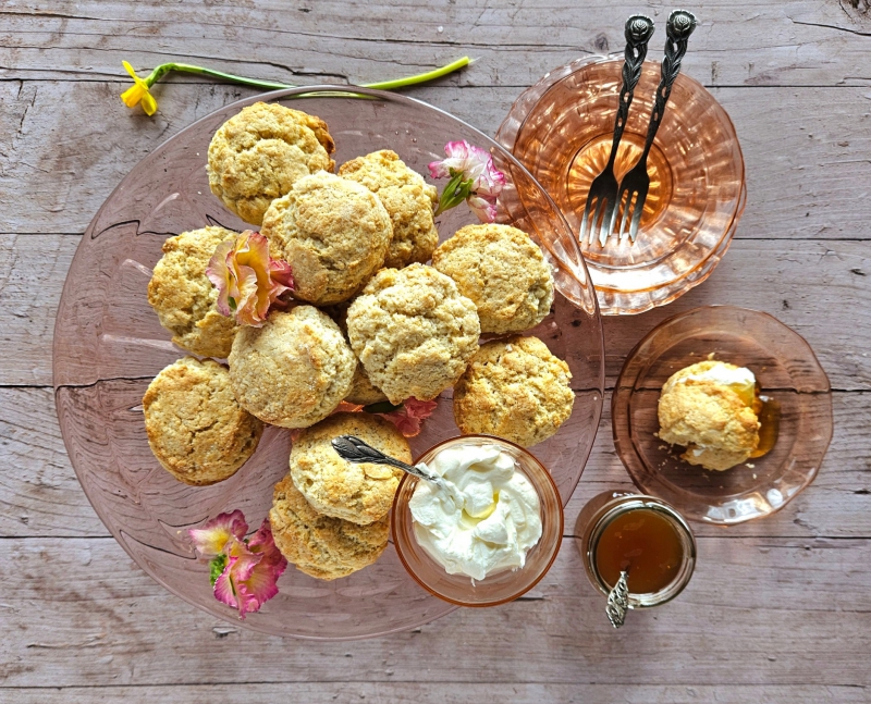 Scones met thee-gelei en crème fraîche-roomkaas
