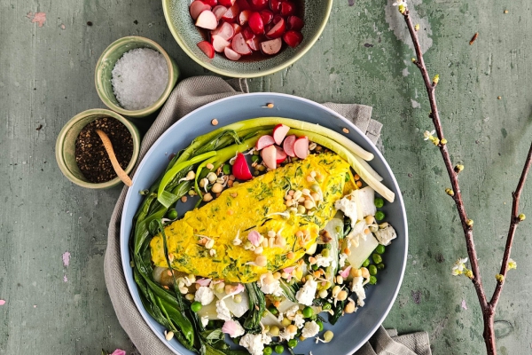Omelet met lentegroenten, geitenkaas en kiemen
