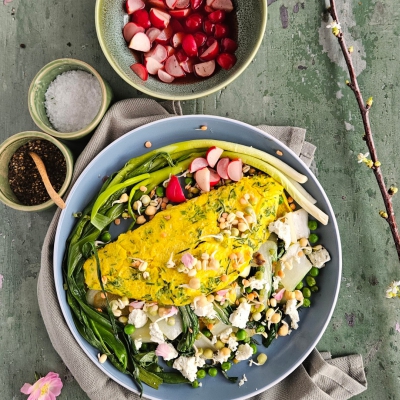 Omelet met lentegroenten, geitenkaas en kiemen