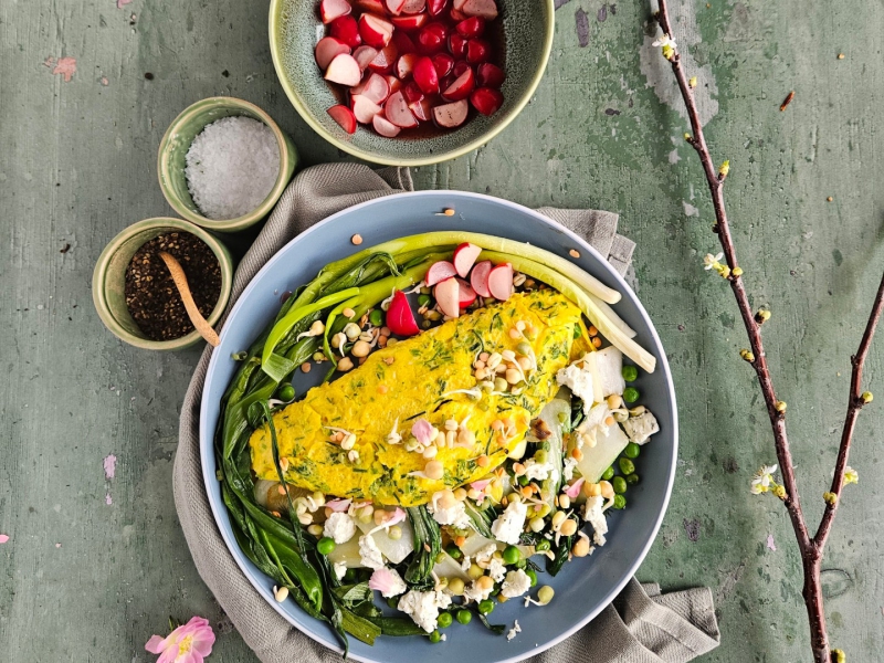 Omelet met lentegroenten, geitenkaas en kiemen