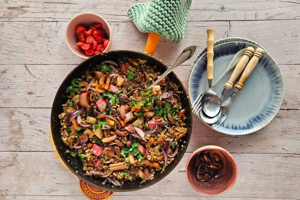 Boekweitpilaf met gebakken ui, tofugehakt en rabarber