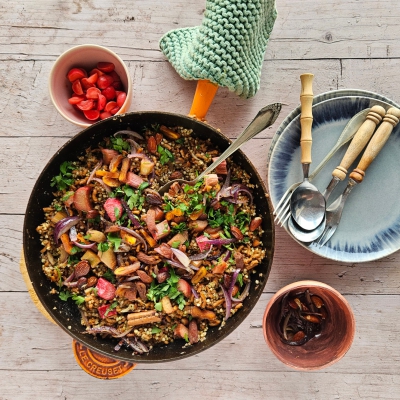 Boekweitpilaf met gebakken ui, tofugehakt en rabarber