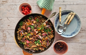 Boekweitpilaf met gebakken ui, tofugehakt en rabarber