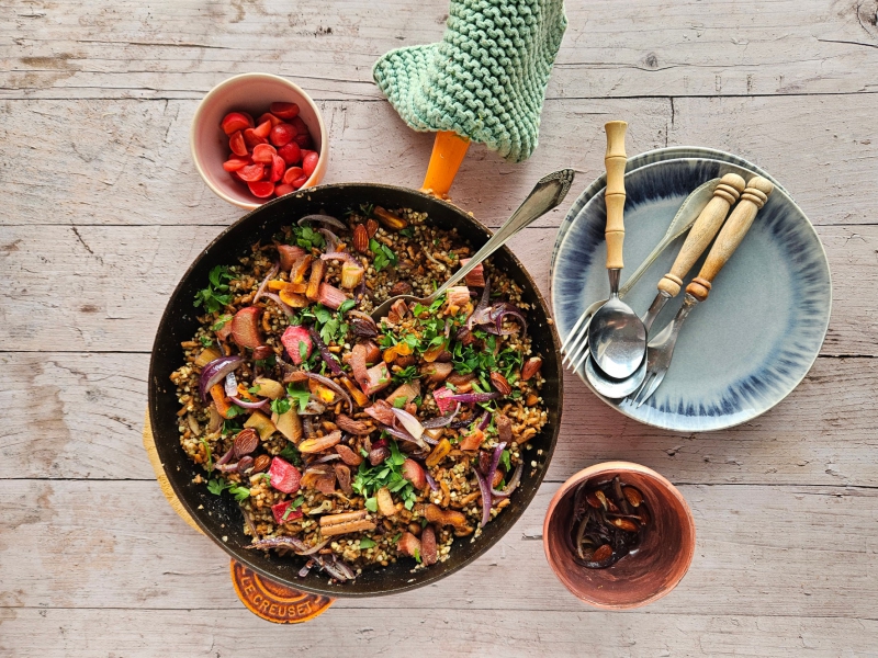 Boekweitpilaf met gebakken ui, tofugehakt en rabarber