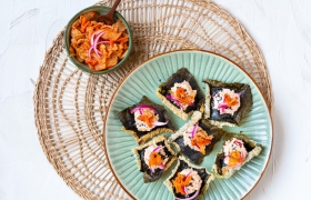 Rijstpapiercrackers met tonijnsalade en kimchi
