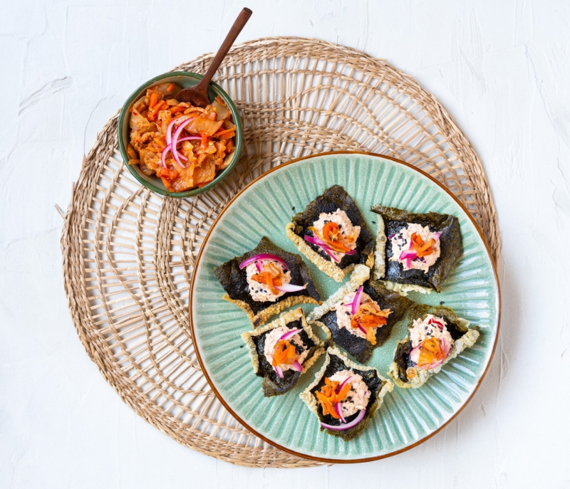 Rijstpapiercrackers met tonijnsalade en kimchi