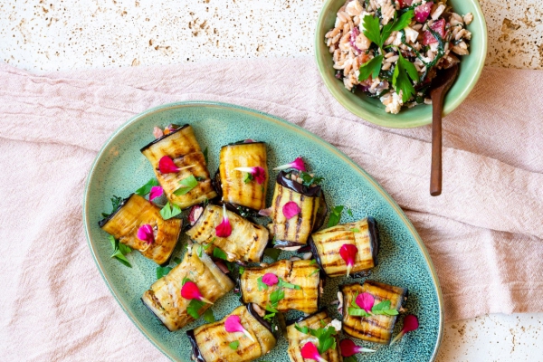Auberginerolletjes met orzo, snijbiet en manouri