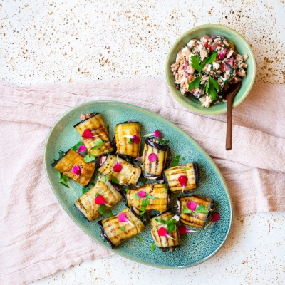 Auberginerolletjes met orzo, snijbiet en manouri