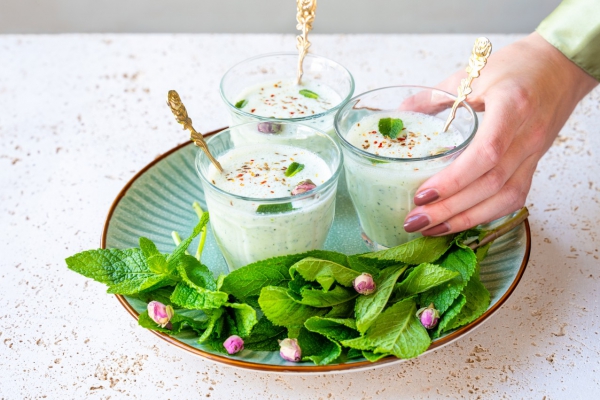 Perzische gekoelde yoghurtsoep