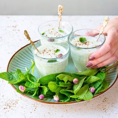 Perzische gekoelde yoghurtsoep