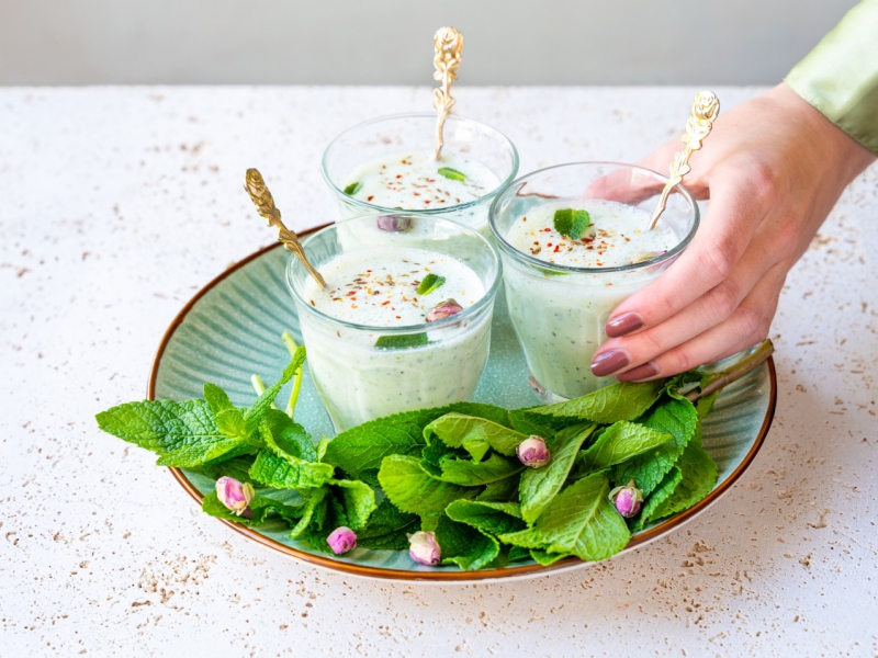 Perzische gekoelde yoghurtsoep
