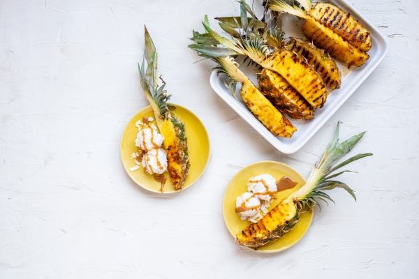 Kokosijs met ananas en miso-karamel