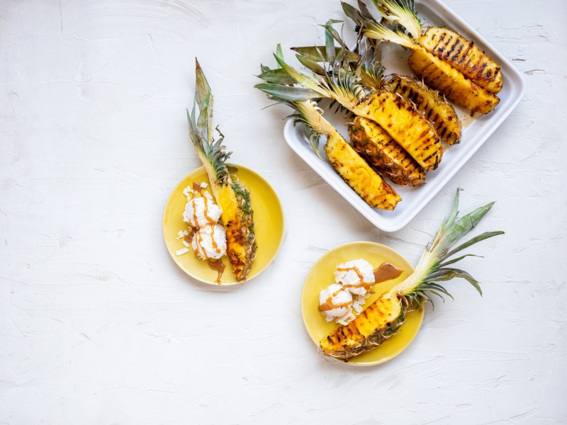 Kokosijs met ananas en miso-karamel