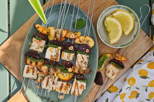 Turkse spiesjes met biet, perzik, haloumi en hazelnoten