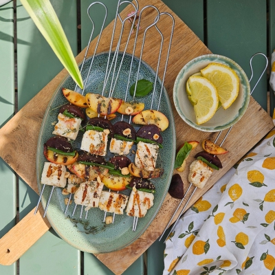 Turkse spiesjes met biet, perzik, haloumi en hazelnoten