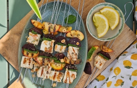 Turkse spiesjes met biet, perzik, haloumi en hazelnoten