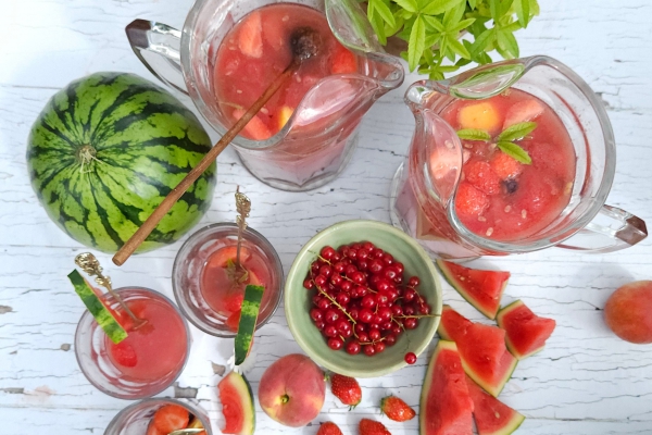 Cubaanse sangria met watermeloen, nectarine en rode bessen