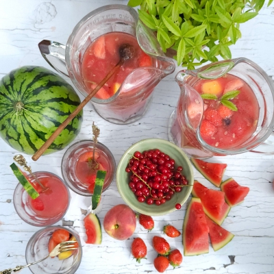 Cubaanse sangria met watermeloen, nectarine en rode bessen
