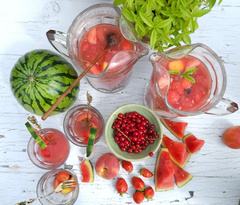 Cubaanse sangria met watermeloen, nectarine en rode bessen
