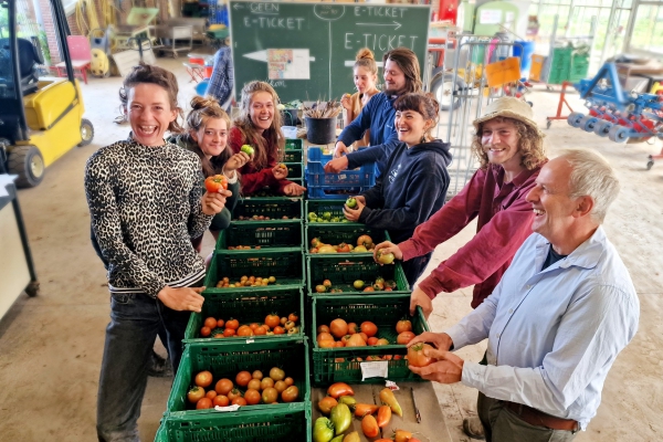 Smaaktest zaadvaste tomaten op biodynamische opleiding Warmonderhof