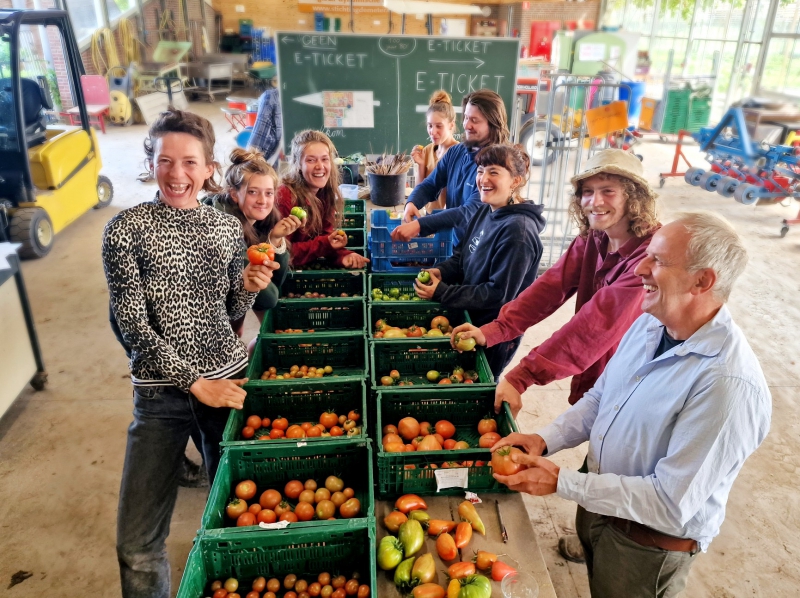 Smaaktest zaadvaste tomaten op biodynamische opleiding Warmonderhof