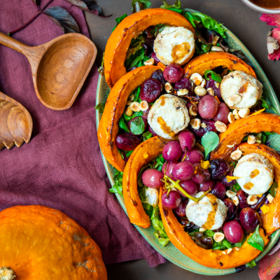 Herfstsalade met pompoen, geroosterde druiven en gebakken vegan kaas