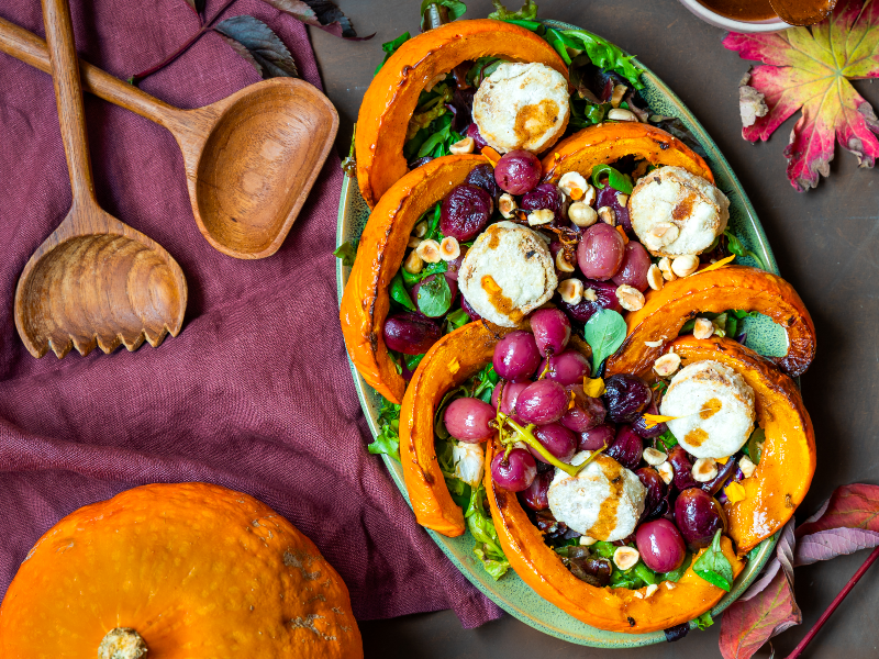Herfstsalade met pompoen, geroosterde druiven en gebakken vegan kaas