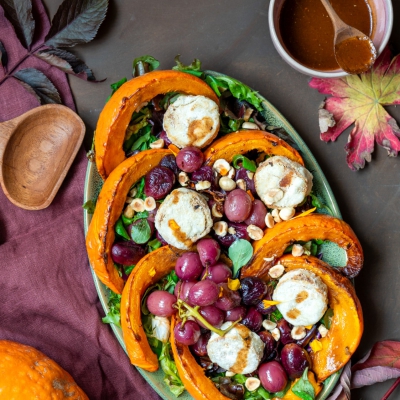Herfstsalade met pompoen, geroosterde druiven en gebakken vegan kaas