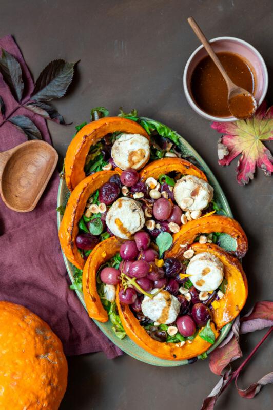Herfstsalade met pompoen, geroosterde druiven en gebakken vegan kaas