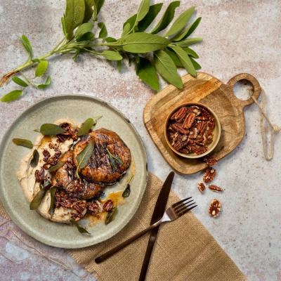 Portobellosteak met bruine boter, knolselderij-pastinaakpuree en crispy salie