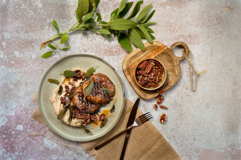 Portobellosteak met bruine boter, knolselderij-pastinaakpuree en crispy salie