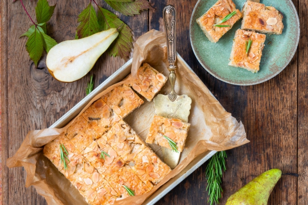Vegan 'boterkoek' met peer en rozemarijn