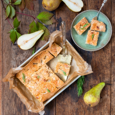 Vegan 'boterkoek' met peer en rozemarijn