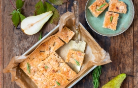 Vegan 'boterkoek' met peer en rozemarijn